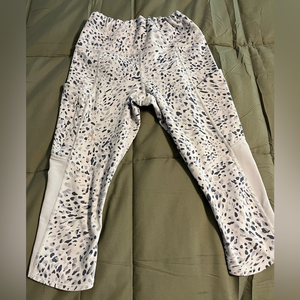 Athleta Spotty Up For Anything Cropped Leggings Small‎ , a small spot on leg